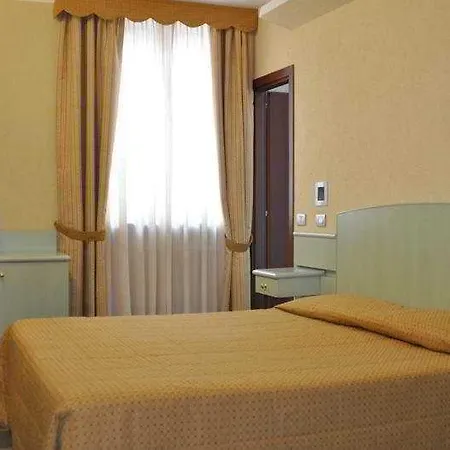Astoria فندق